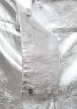 Pantalón plateado de tiro bajo con efecto piel metalizado, corte recto y diseño acampanado.