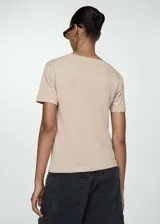 Remera color beige de corte recto, con cuello en V y mangas cortas.