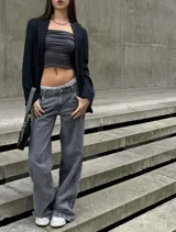 Pantalón de jean gris de tiro alto y corte wide leg.