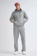 Pantalón deportivo recto en color gris, con diseño cómodo y bolsillos.