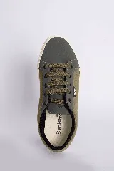 Zapatillas bajas color beige claro, con cordones y suela blanca.