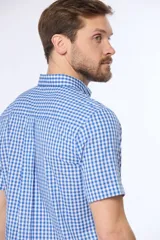 Camisa de hombre a cuadros azules y blancos, de manga corta y corte clásico.