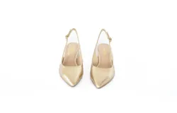 Zapato de cuero color dorado, con punta fina, talón descubierto y tira trasera ajustable.