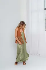 Vestido largo color verde oliva de satén con breteles finos.