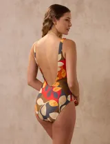 Malla enteriza estampada con escote en V cruzado, breteles anchos, copa armada con sujetador interno y forro interno.