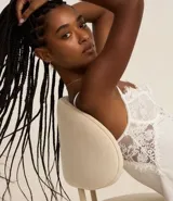 Camisón corto blanco de microfibra con breteles finos regulables y detalle de encaje floral en el busto.