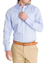 Camisa celeste de popelina 100% algodón, de manga larga, con cuello italiano, calce regular y bolsillo en el pecho con logo bordado.