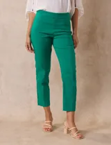 Pantalón recto verde esmeralda de gabardina elastizada, marca Zac & Rachel. Tiene pretina ancha con faja interna modeladora, bolsillos simulados en la parte delantera y bolsillos ojal en la parte trasera.