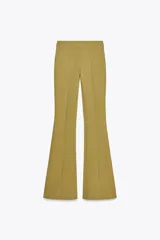 Pantalón negro de tiro alto confeccionado en tejido de punto elástico y flexible con trama compacta, mullida y opaca. Bajo acampanado.