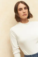 Polera de manga larga, color blanco, fabricada en algodón suave y delicado al tacto.