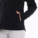 Campera polar negra con cierre frontal completo, cuello alto y bolsillos laterales con cierre.