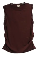 Musculosa color borgoña sin mangas con cuello redondo y frunces laterales.