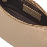Bolso hobo de cuero color beige con forma de media luna y asa corta. Incluye un monedero extraíble con cadena y logo de la marca en dorado.