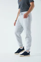 Pantalón de jogging negro de felpa con puños ajustados y cordón en la cintura.