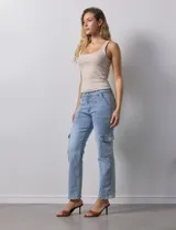 Pantalón jean celeste con bolsillos cargo laterales, pretina con pasadores, botón y cierre.