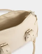 Cartera bowling negra de cuerina con correa regulable y desmontable, manijas superiores y hebillas frontales.