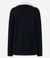 Cardigan alargado color blanco, con cuello virada, forro de pelos y confeccionado en punto pesado. No tiene cierre.