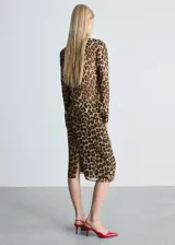 Blusa de poliéster con estampado animal print, corte recto, cuello redondo y mangas largas.