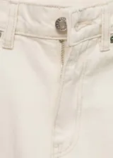 Pantalón de jean blanco de corte recto, tiro medio, con cierre de cremallera y botón, cinco bolsillos, trabillas y bajo deshilachado.