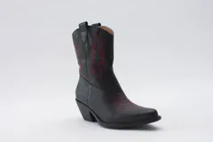 Bota texana de cuero negro con bordados en el lateral y taco bajo.