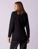 Blazer color beige, entallado, con cuello con solapa, abertura central con botón y bolsillos delanteros.