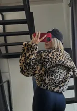 Chaqueta corta de piel sintética con estampado animal print.