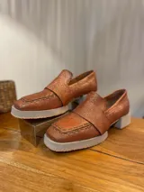 Mocasines color naranja con brillo, hechos a mano en Uruguay y 100% de cuero.