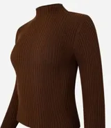 Blusa marrón de punto con cuello alto y manga larga.