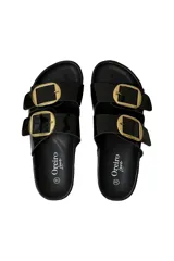Sandalias negras con dos tiras anchas con hebillas doradas.
