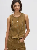 Chaleco marrón de denim con apliques metálicos y flecos en el ruedo.