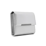 Cartera tipo sobre color rosa metalizado con cadena dorada.