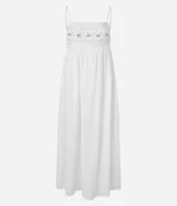 Vestido midi blanco con tirantes finos y escote cuadrado. Presenta bordados de caracolas en el busto y lazo en la espalda.