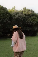 Chaleco de punto color rosa con diseño texturizado.