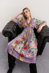 Vestido largo de viscosa con estampado floral multicolor, mangas al codo, escote en V y falda amplia.