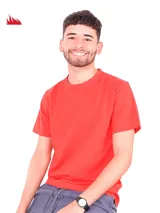 Remera color rojo de corte clásico y manga corta, confeccionada en material suave.