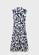 Vestido camisero midi con estampado abstracto en tonos azul y blanco. Tiene cuello camisero, cierre frontal con botones, cinturón desmontable y corte sin mangas.