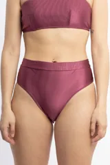 Bombacha de bikini tiro alto color borgoña, de lycra canalé con brillo.