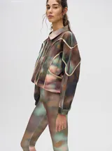 Calza 3/4 de lycra con estampado abstracto en tonos marrones, verdes y rosados.