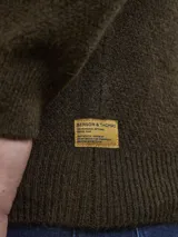 Sweater verde militar de punto con cuello mao abotonado y bolsillo de parche en el pecho.