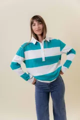 Sweater de manga larga con diseño de rayas anchas horizontales en azul marino y blanco. Posee cuello polo con cartera de botones y calce relajado.
