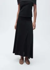 Falda midi negra de tejido de punto circular con cintura elástica y diseño evasé.