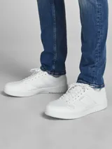 Zapatillas urbanas Jack & Jones modelo Jam, color blanco con suela de goma y puntera redonda.