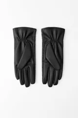 Guantes cortos negros combinados en mezcla de lana y tejido efecto piel, con cierre de botón a presión.