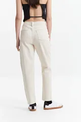 Jean mom de tiro medio, color celeste claro, confeccionado en 100% algodón.