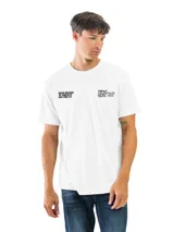 Remera blanca de manga corta y cuello redondo, con estampados gráficos en negro en el pecho.