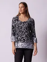 Blusa estampada en blanco y negro de seda fría, marca Ruby Rd. Manga ¾ acampanada.