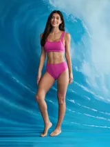 Top de bikini deportivo color negro, con tirantes anchos y tejido acanalado.