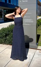 Top azul marino con lunares blancos, breteles anchos y corte recto.