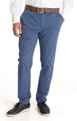 Pantalón chino verde militar de corte recto con tecnología Natural Flex.