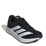Championes deportivos Adidas Duramo RC2, color negro con tres franjas blancas en el lateral. Poseen una suela blanca gruesa y cordones negros.